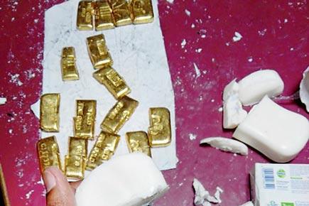 AIU arrests 2 in gold seizure case  
