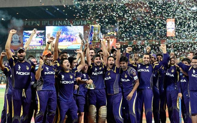 Kolkata Knight Riders lifting the IPL 7 trophy