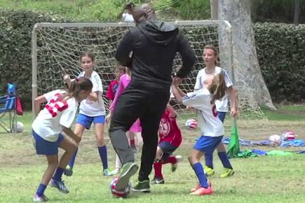 Embarrassing! Seal hits a kid while playing soccer with children