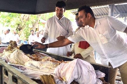Thakre caps it up with fine gesture at coach 'Marshall' Patil's funeral