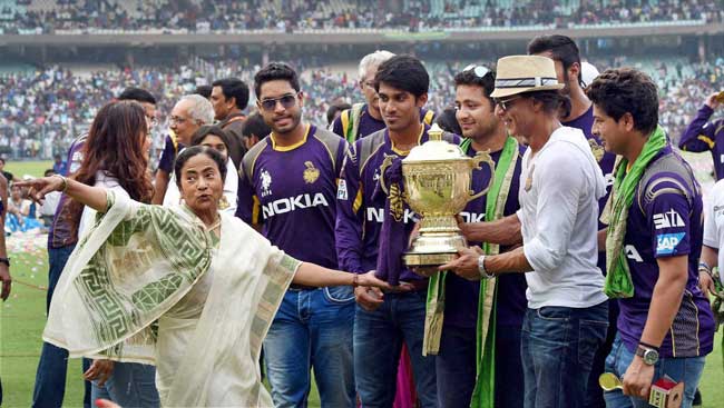 Shah Rukh, Mamata Banerjee and KKR players with the IPL trophy