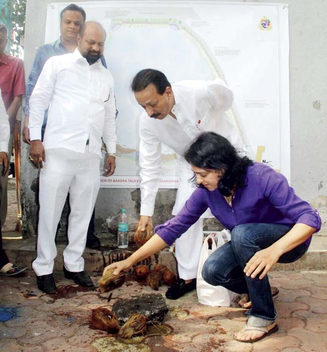Congress’ former MP Priya Dutt, former MLA Baba Siddique, and group leader in BMC Devendra Amberkar held the bhoomi pujan of the beautification of Bandra talao on Saturday