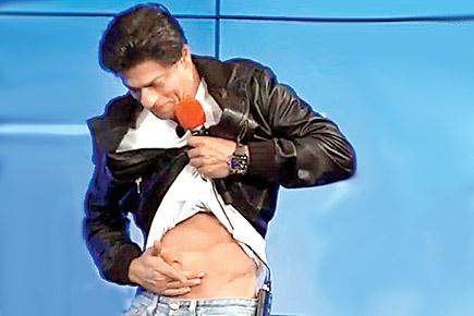 Shah Rukh Khan shows off his abs