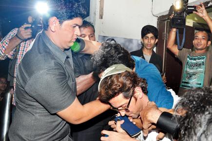 An unruly fan gets too close to Hrithik Roshan