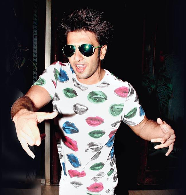 Recently dared by Hrithik Roshan to pose on one of Mumbai’s streets, not only did Ranveer Singh step out of his car on the shop-lined Linking Road wearing a Krrish costume, but he also did some mean moves leaving onlookers amused. The actor was clearly okay with the crowd around him breaking into chuckles.  Pic/Yogen Shah