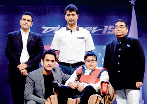 M S Dhoni felicitating an awardee along with Padma Shri recipient Dr. Mukesh Batra, Rajiv Bajaj and Dr. Akshay Batra