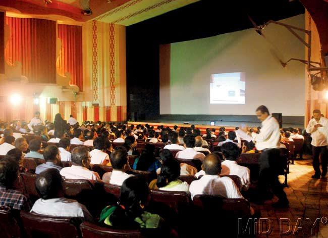 the show must not go on: Around 1,200 people from the Mumbadevi Vidhan Sabha constituency were trained on the use of the electronic voting machines from 8 am to noon yesterday. 