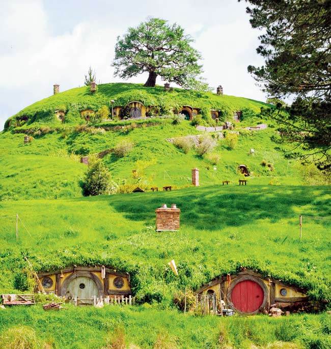 An overview of the Shire, where The Hobbit triology has been shot. Below is the live set, which was also used for the filming of The Lord of the Rings triology earlier