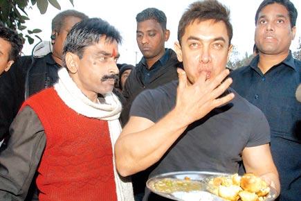 Aamir Khan relishes litti-chokha in Patna