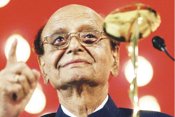 Ramanand Sagar received the Life Time Achievement Award at Indian Telly Awards in 2004 at Chitrakoot Ground Andheri (W)