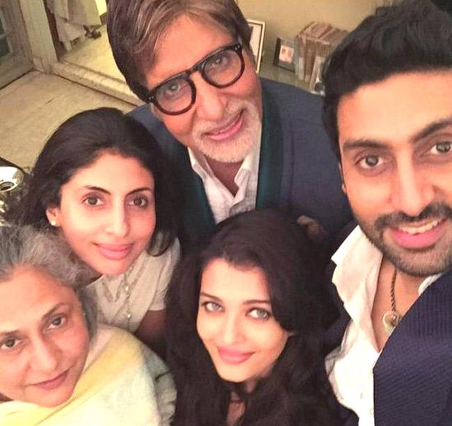 Amitabh Bachchan, Abhishek Bachchan, Jaya Bachchan, Aishwarya Rai Bachchan and daughter Shweta Nanda on Big B