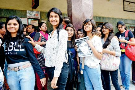 Fans fall in love with DDLJ for the 1,000th time at Maratha Mandir