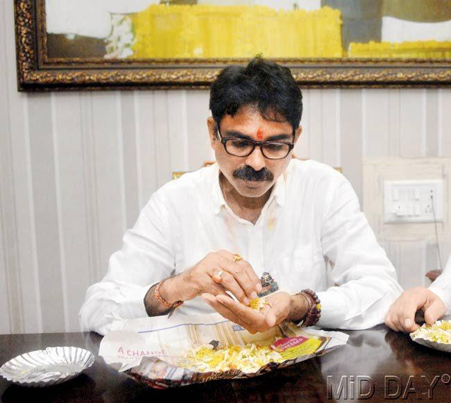 SOMETHING TO CHEW ON: MNS leader Bala Nandgaonkar has a one-on-one with a serving of bhel. Pic/Pradeep Dhivar