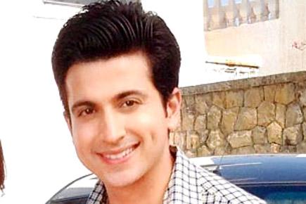 Dheeraj Dhoopar goes on selfie spree in Hong Kong