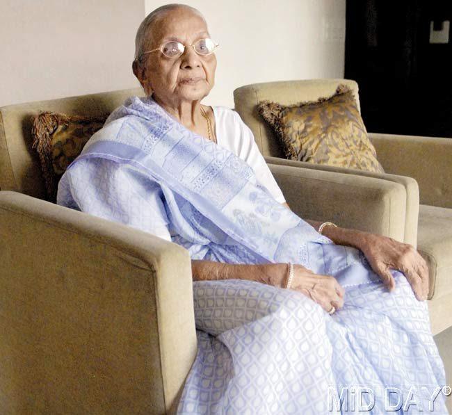 Age no bar: 102-year-old Taralaxmi Mehta believes that everyone should vote if they want to bring change in the system. Pic/Bipin Kokate