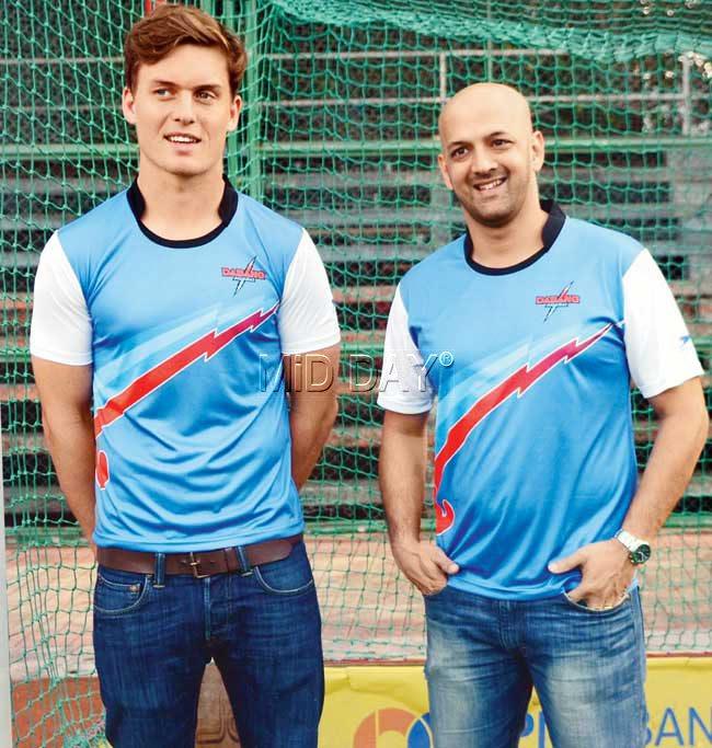 Tom Boon (left) and Dabang Mumbai Strategic Advisor Viren Rasquinha sport the franchise