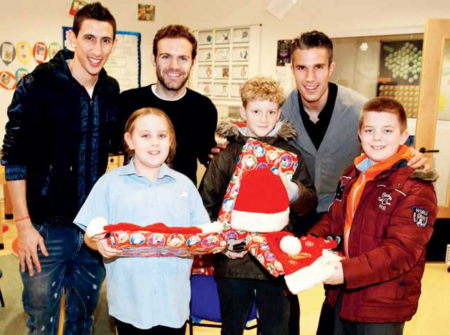 Man Utd FC posted this picture on Twitter of (L-R) Angel di Maria, Juan Mata and Robin van Persie distributing gifts to kids at a local hospital on Monday