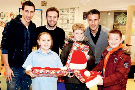 Manchester United players play Santa Claus to ailing kids