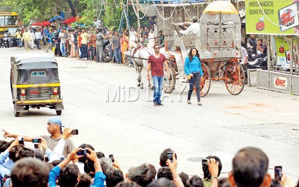 Walking up to the adulation: Ajay Devgn and Sonakshi Sinha appear unfazed by the fan frenzy while shooting for Prabhu Dheva’s Action Jackson in Bandra