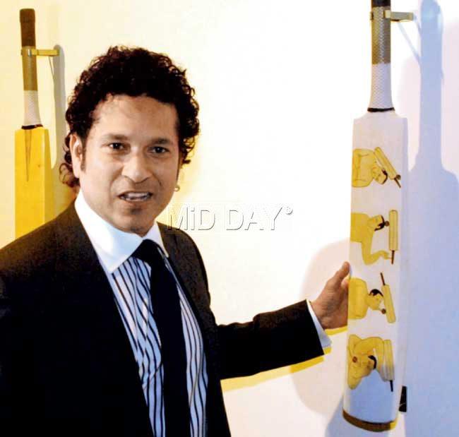 India batting legend Sachin Tendulkar with one of the artwork pieces on display at the National Gallery of Modern Art in the city yesterday. Pic/Shadab Khan