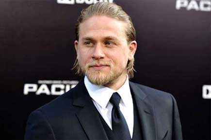 Charlie Hunnam does not take naked selfies