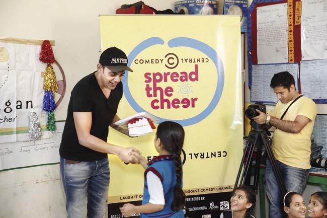 Cyrus Sahukar giving gifts to children as part of the ‘Spread The Cheer’ campaign