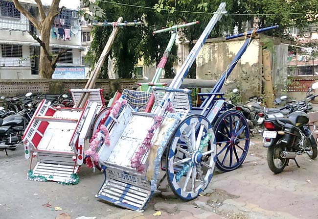 Horse-carts confiscated by officials from Dahisar police station