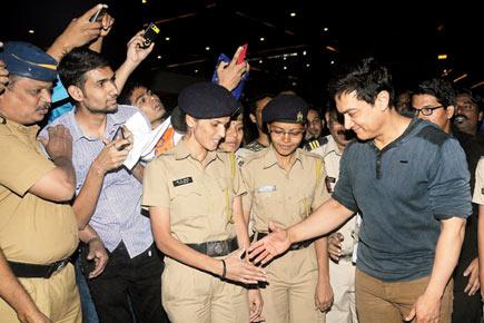 Aamir Khan interacts with female cops at 'pk' event