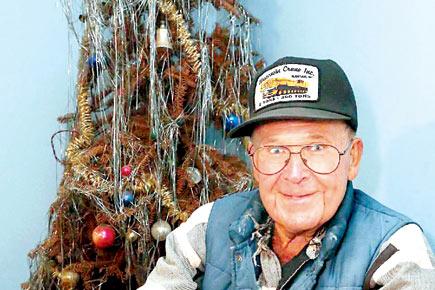Man celebrates 40 Christmases with one tree