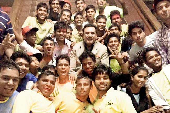 Boman Irani with the kids from Don Bosco Shelter