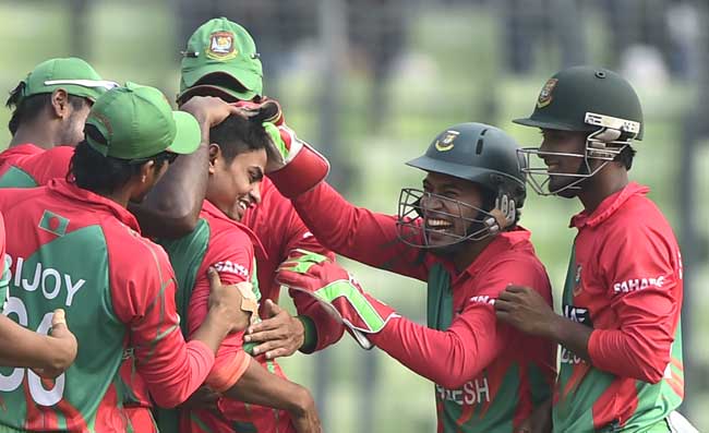 Bangladesh cricketers congratulate teammate Taijul Islam (C) after his hat-trick during the fifth and the final one-day international (ODI) match between Bangladesh and Zimbabwe at the Sher-e Bangla National Stadium in Dhaka. Pic/AFP