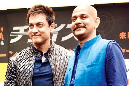 Aamir Khan flies economy class to save time