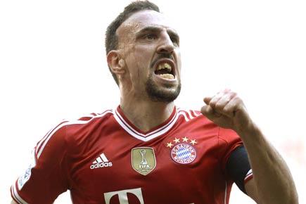 Franck Ribery hit in the face by scarf by Hamburg fan