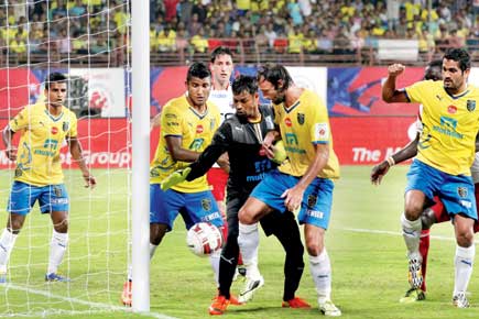 ISL: Kerala Blasters, NorthEast United eke out a goalless draw