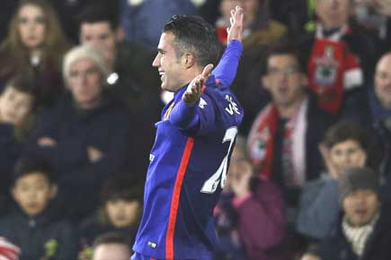 EPL: Van Persie sends lacklustre Manchester United to third place