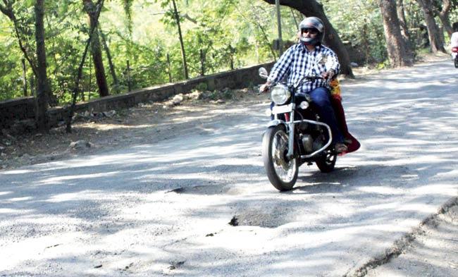With the condition of Aarey Milk Colony Road only getting worse, the potholes continue to pose a serious risk to those riding two-wheelers. Pic/Nikesh Gurav