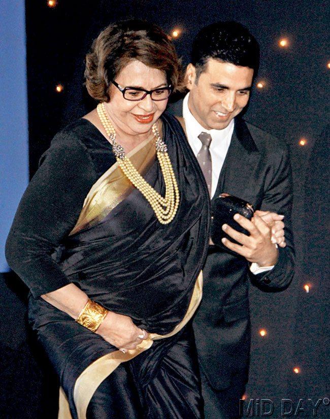 Akshay Kumar (right) accompanying Helen, who received the Lifetime Achievement Award