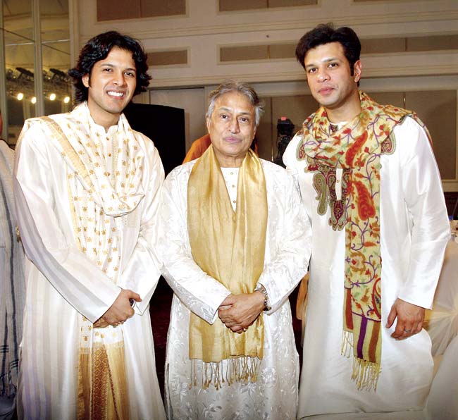 Amjad Ali Khan (centre) with his sons Ayaan (left) and Amaan