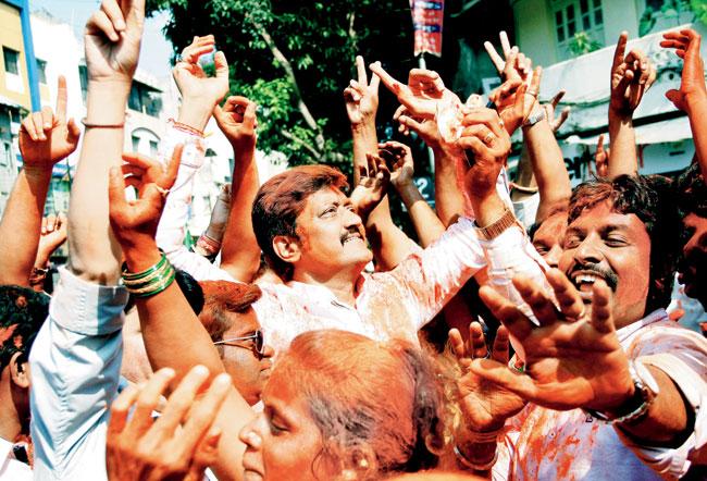 Pune MP  Anil Shirole celebrates BJP’s landslide victory in the city with party workers 