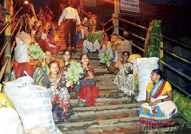 The women from Badlapur, selling apta leaves at Dombivili. Pic/Shrikant Khuperkar