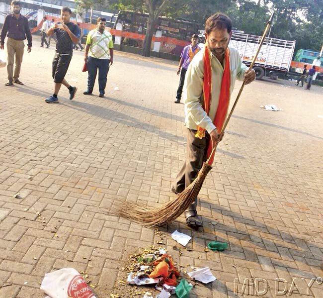 Shiv Sena’s candidate from Malabar Hill, Arvind Dudhwadkar, seen here cleaning the garbage, claims to have spotted the trash when he was on his morning walk