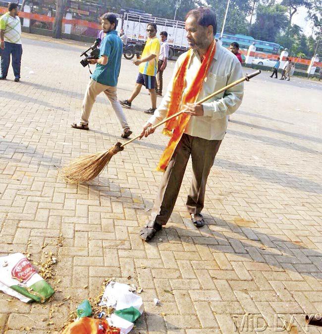 While there was garbage lying at the racecourse after Modi’s rally on Saturday, BJP workers claim they had cleaned the venue the same night and even yesterday morning. The Sena, however, says its MLA candidate Arvind Dudhwadkar saw that the area was littered yesterday morning and called his party workers to help clean it. Pics/Sayed Sameer Abedi