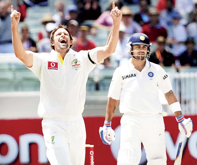 Australian paceman Ben Hilfenhaus (L) celebrates dismissing Indian batsman Virat Kohli (R) on the fourth day of the first Test match between Australia and India at the Melbourne Cricket Ground (MCG), in Melbourne on December 29, 2011. Pic/Getty Images