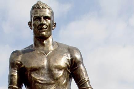 Bulky lump in pants of Ronaldo's statue attracts attention