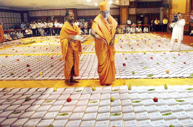 Chopda Pujan being performed at BAPS Swaminarayan Mandir in Dadar, yesterday. Pic/Atul Kamble