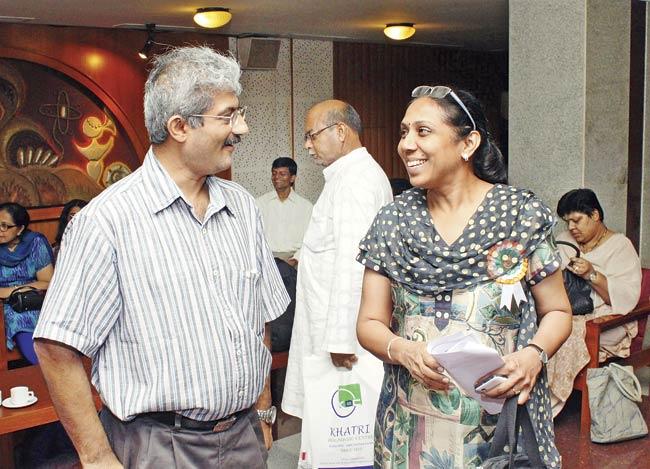 Minal Kothari (R) talks to Ostomy Association of India founding member Ramakant Shah’s son