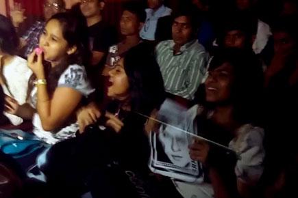 Fans cheer at the screening of DDLJ's 1000th week at Maratha Mandir