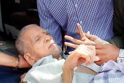 Maharashtra polls: 86-year-old freedom fighter goes to vote on a stretcher