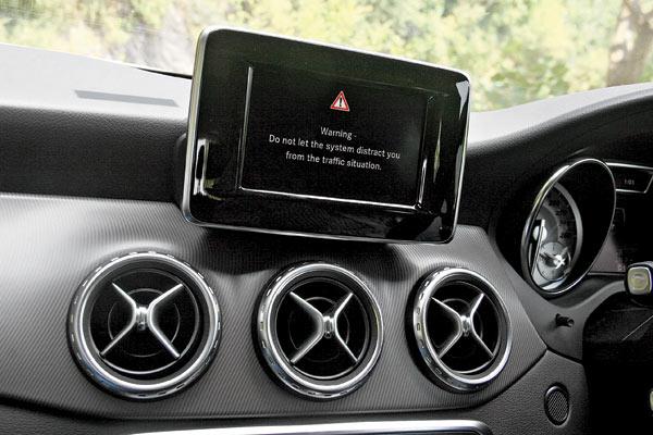 The menus and sub menus of the COMAND infotainment system are displayed via the 5.8-inch freestanding screen