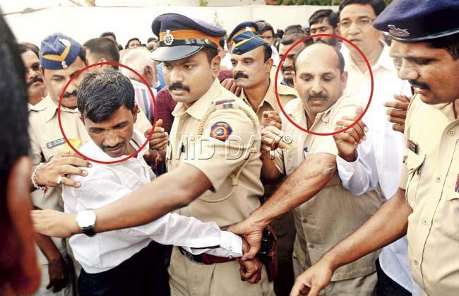 Ganpati Patil (circled, right) wrangled with one of the accused (circled, left), before he was whisked away by cops. Pic/Sayyed Sameer Abedi